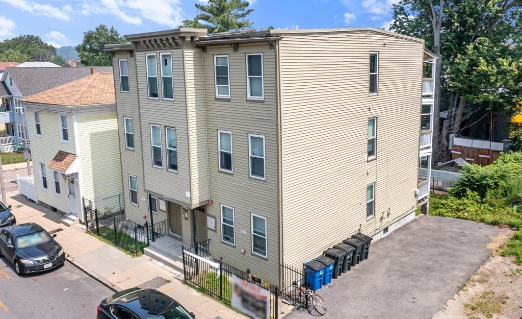 39-41 W Walnut Park