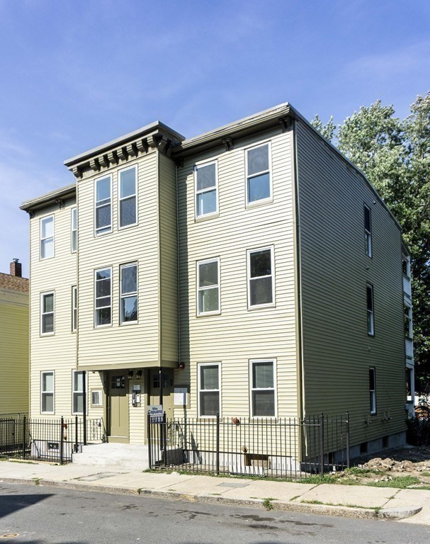 39-41 W Walnut Park