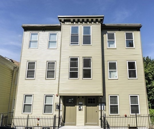 39-41 W Walnut Park