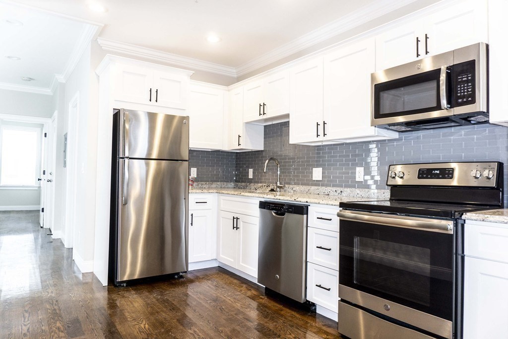 39-41 W Walnut Park