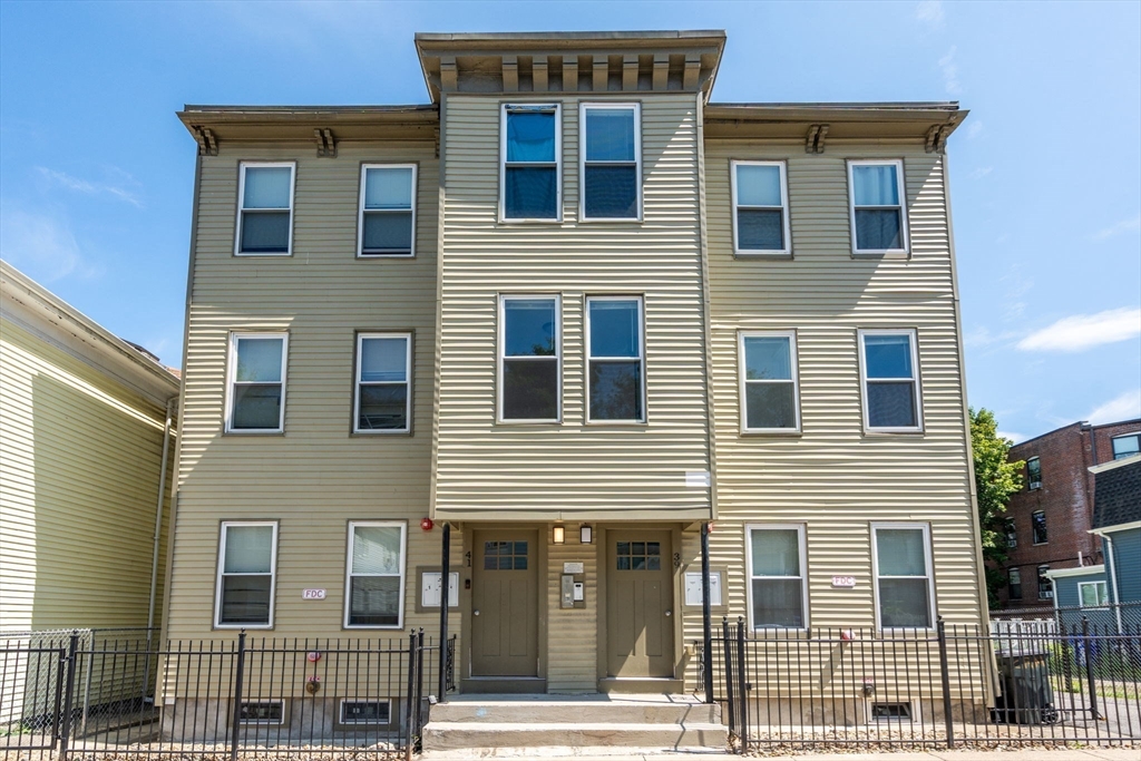 39-41 W. Walnut Park