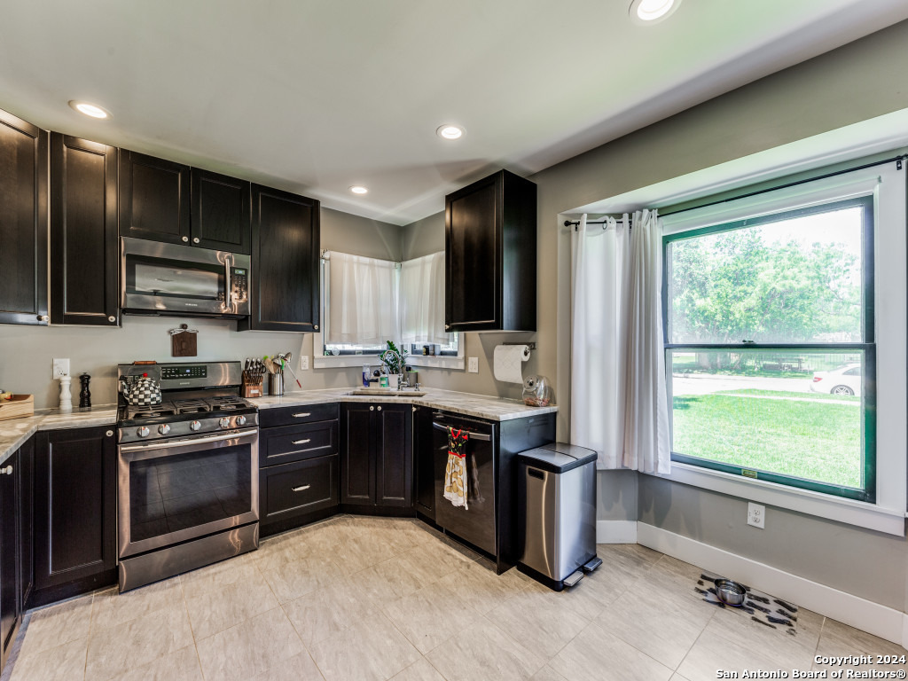 206 QUENTIN DR