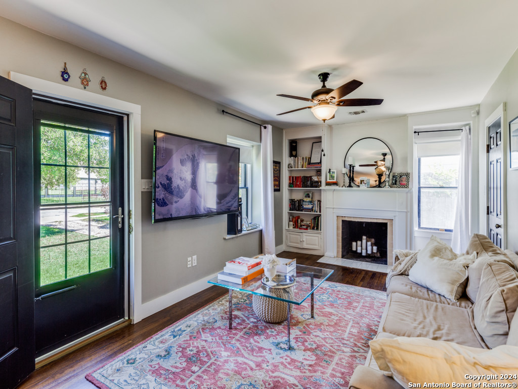 206 QUENTIN DR