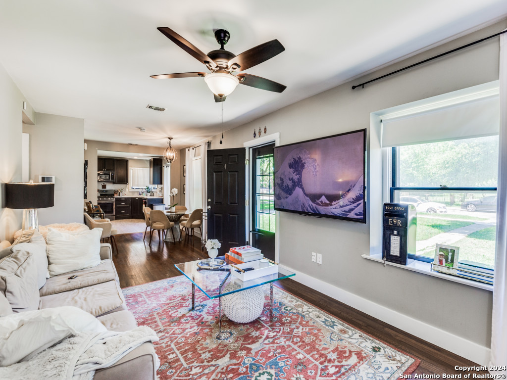 206 QUENTIN DR