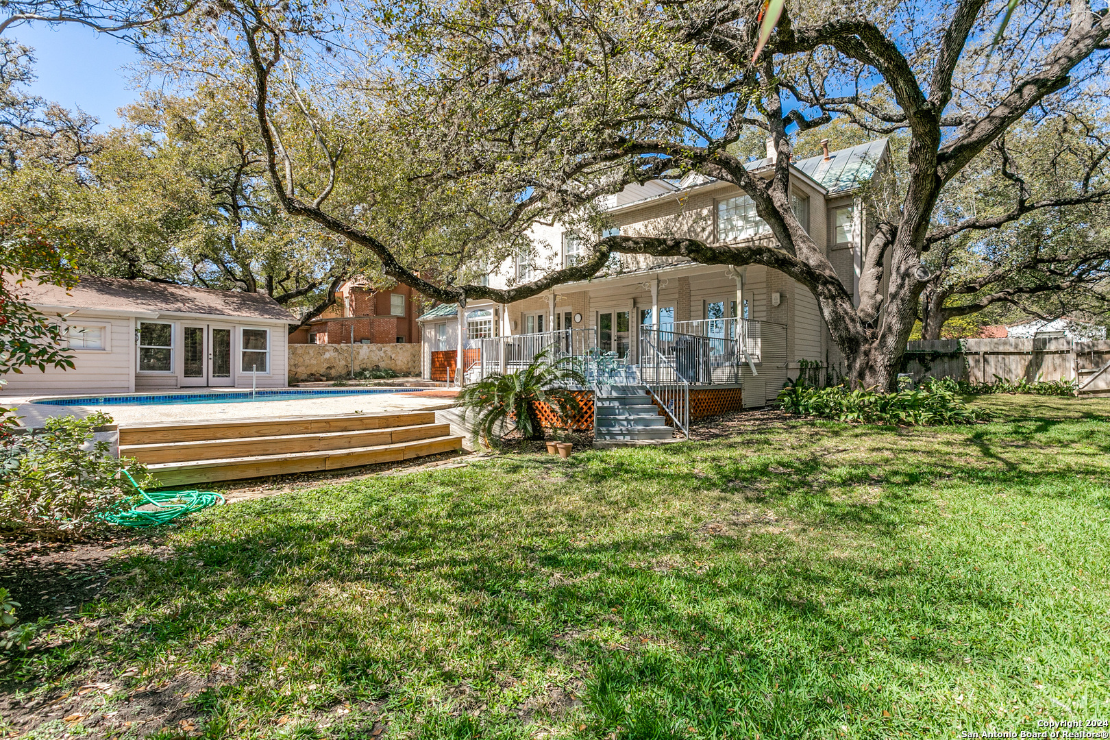 254 E SUMMIT AVE