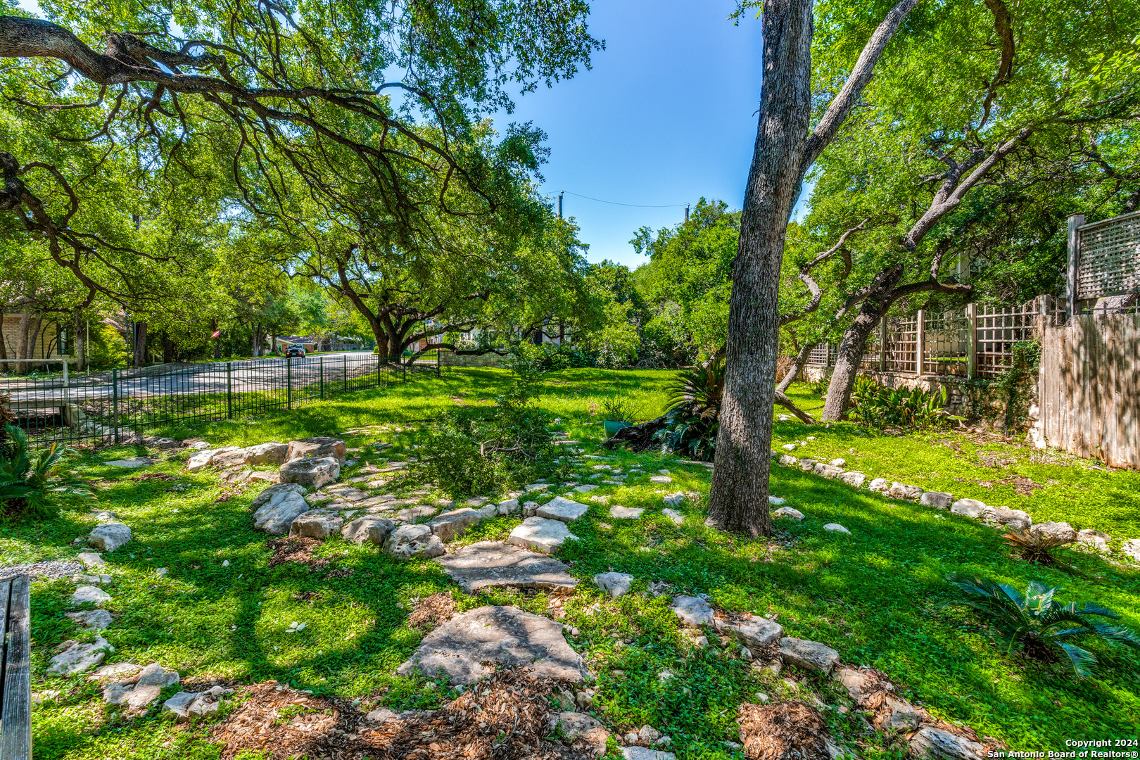 1 DORCHESTER PL