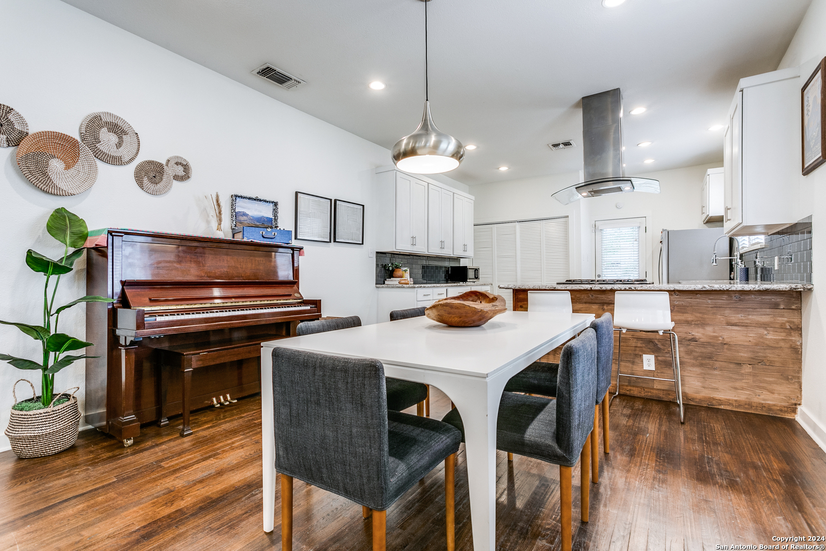 305 E WOODLAWN AVE