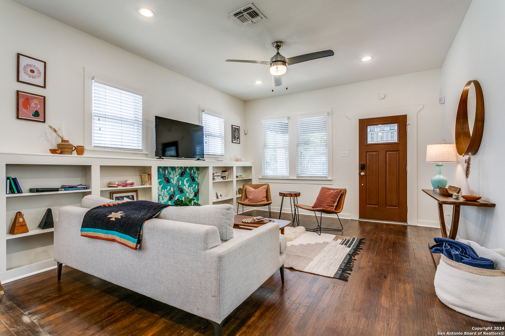 305 E WOODLAWN AVE