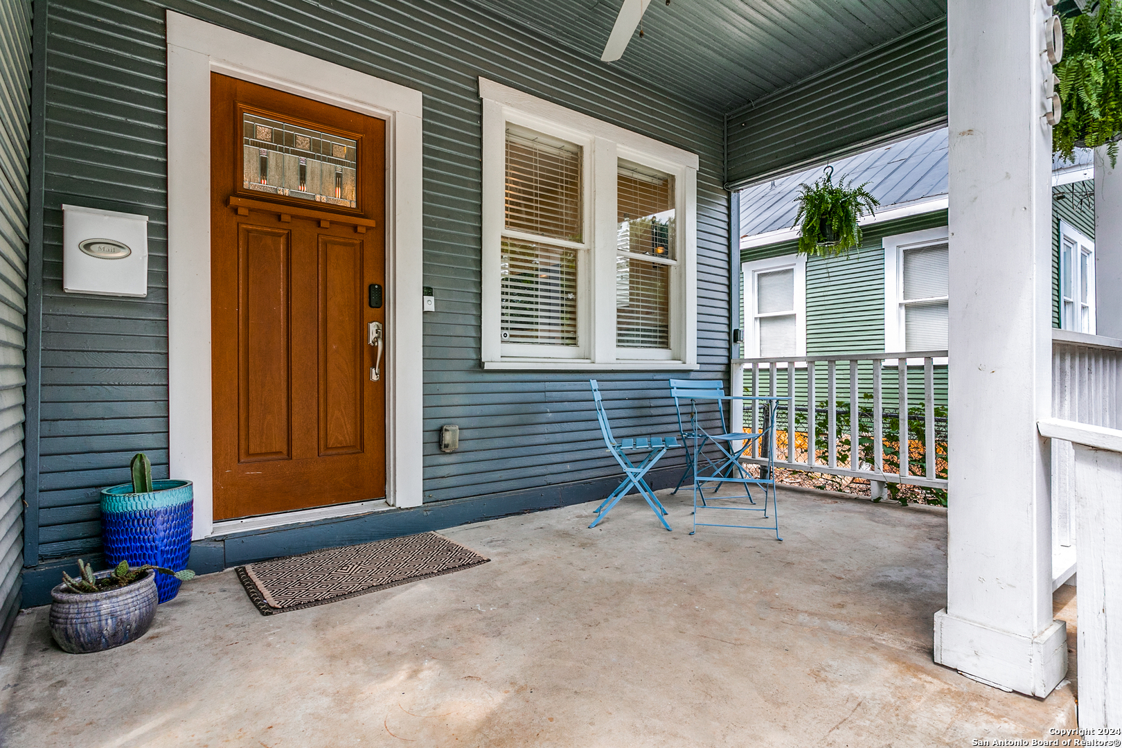 305 E WOODLAWN AVE