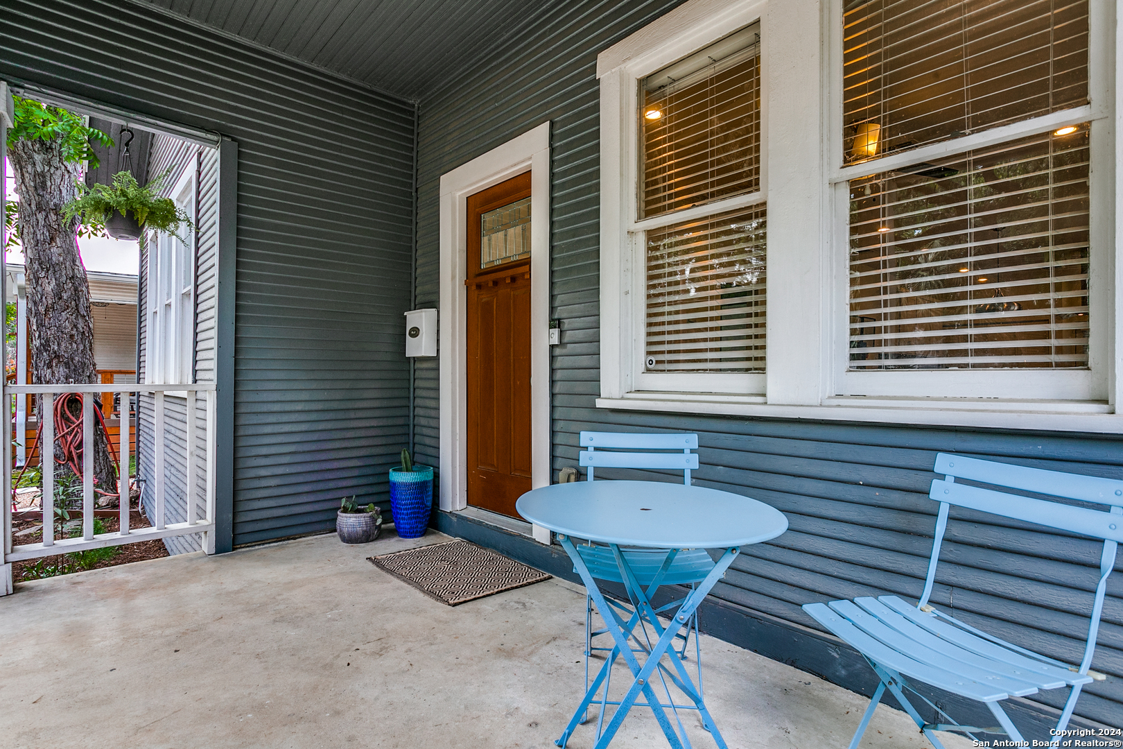 305 E WOODLAWN AVE