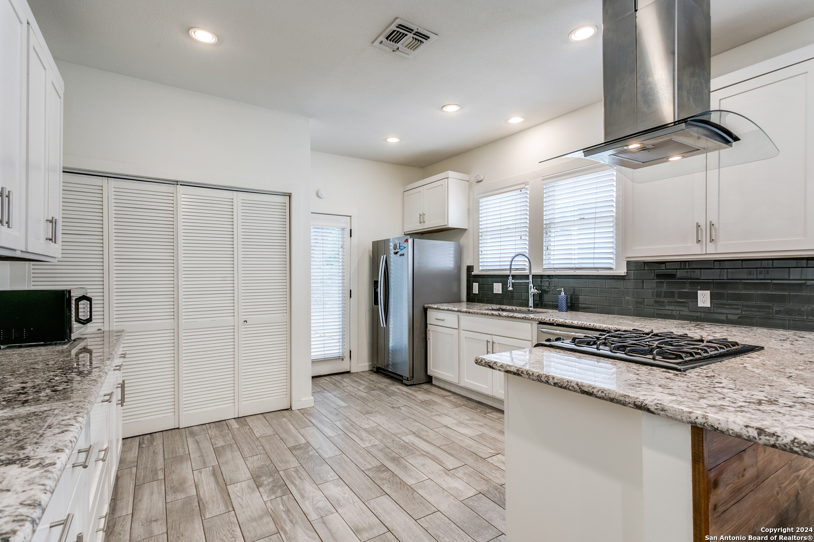 305 E WOODLAWN AVE