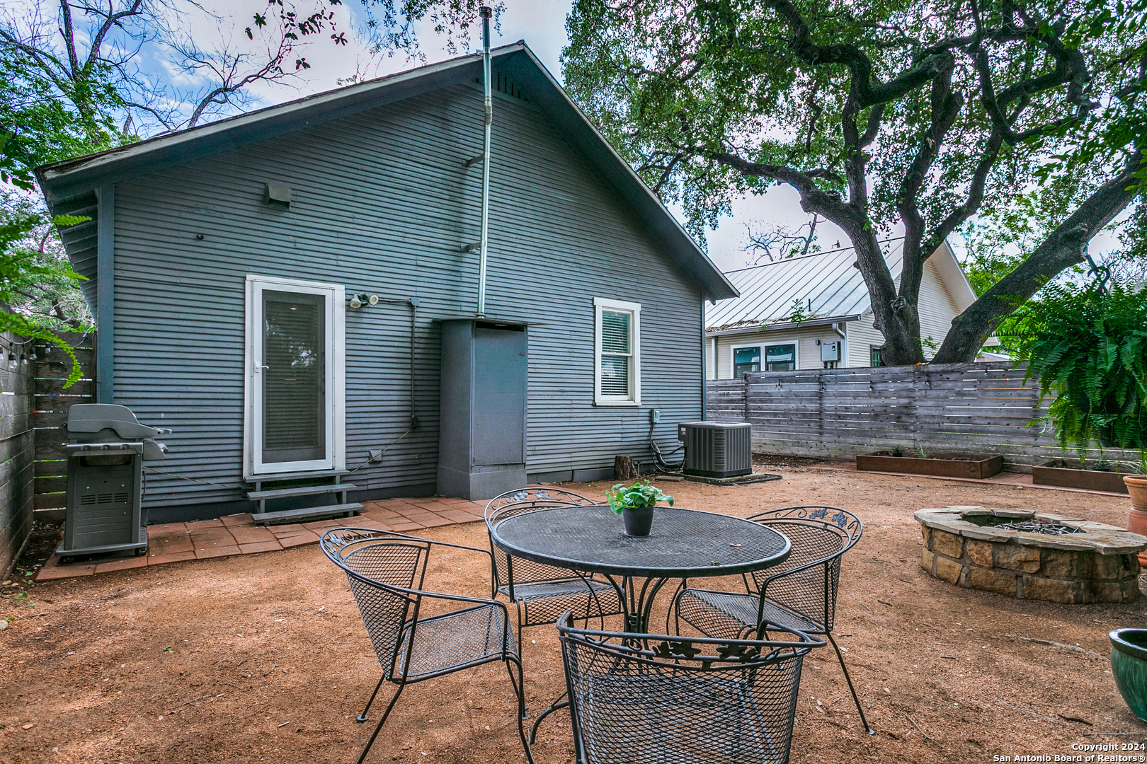 305 E WOODLAWN AVE