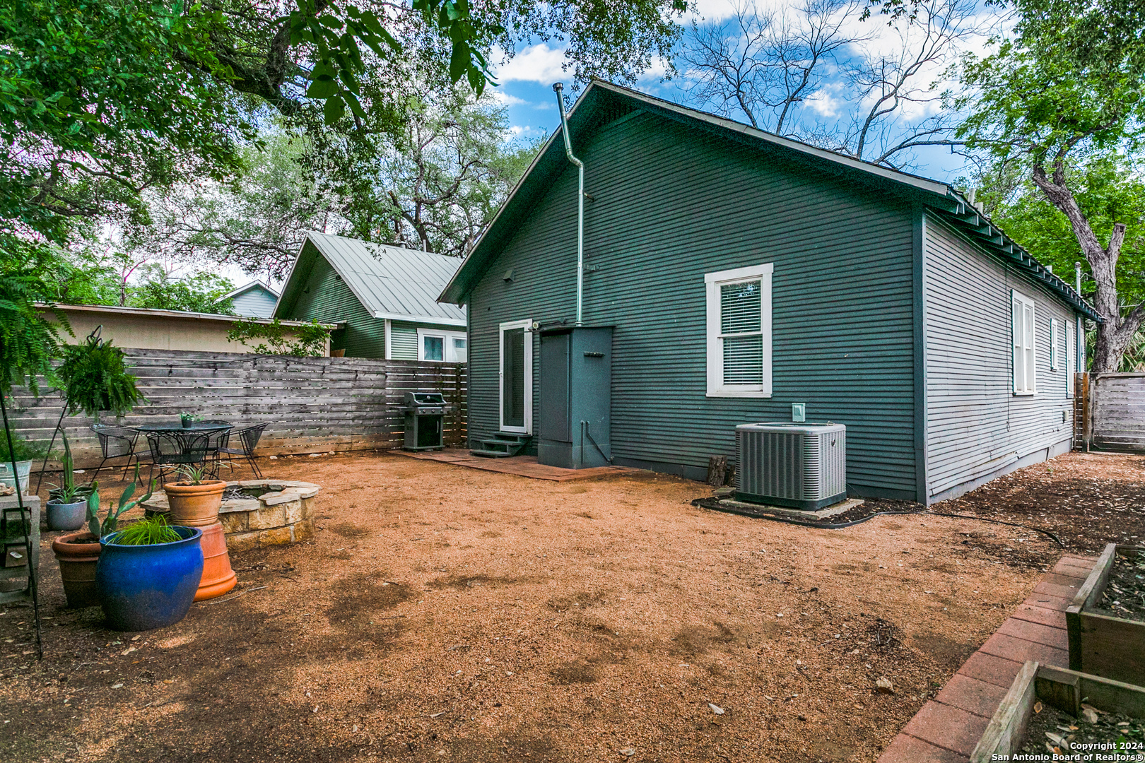 305 E WOODLAWN AVE