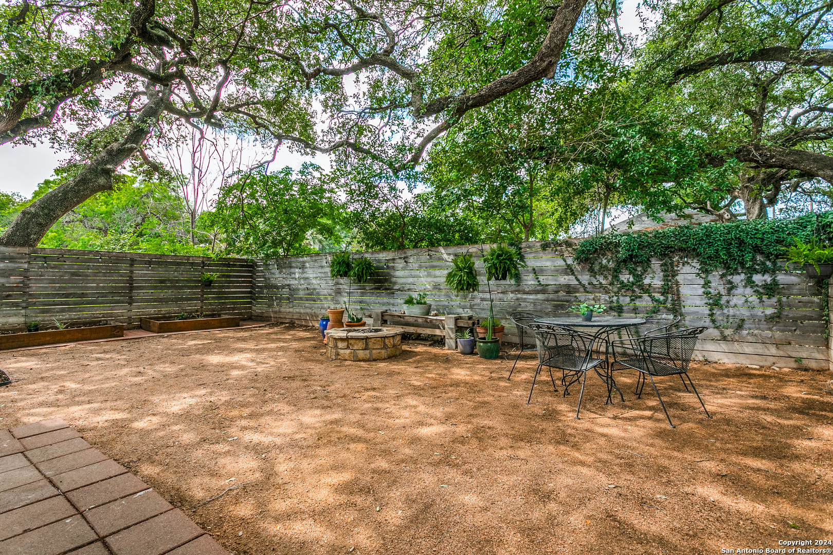 305 E WOODLAWN AVE