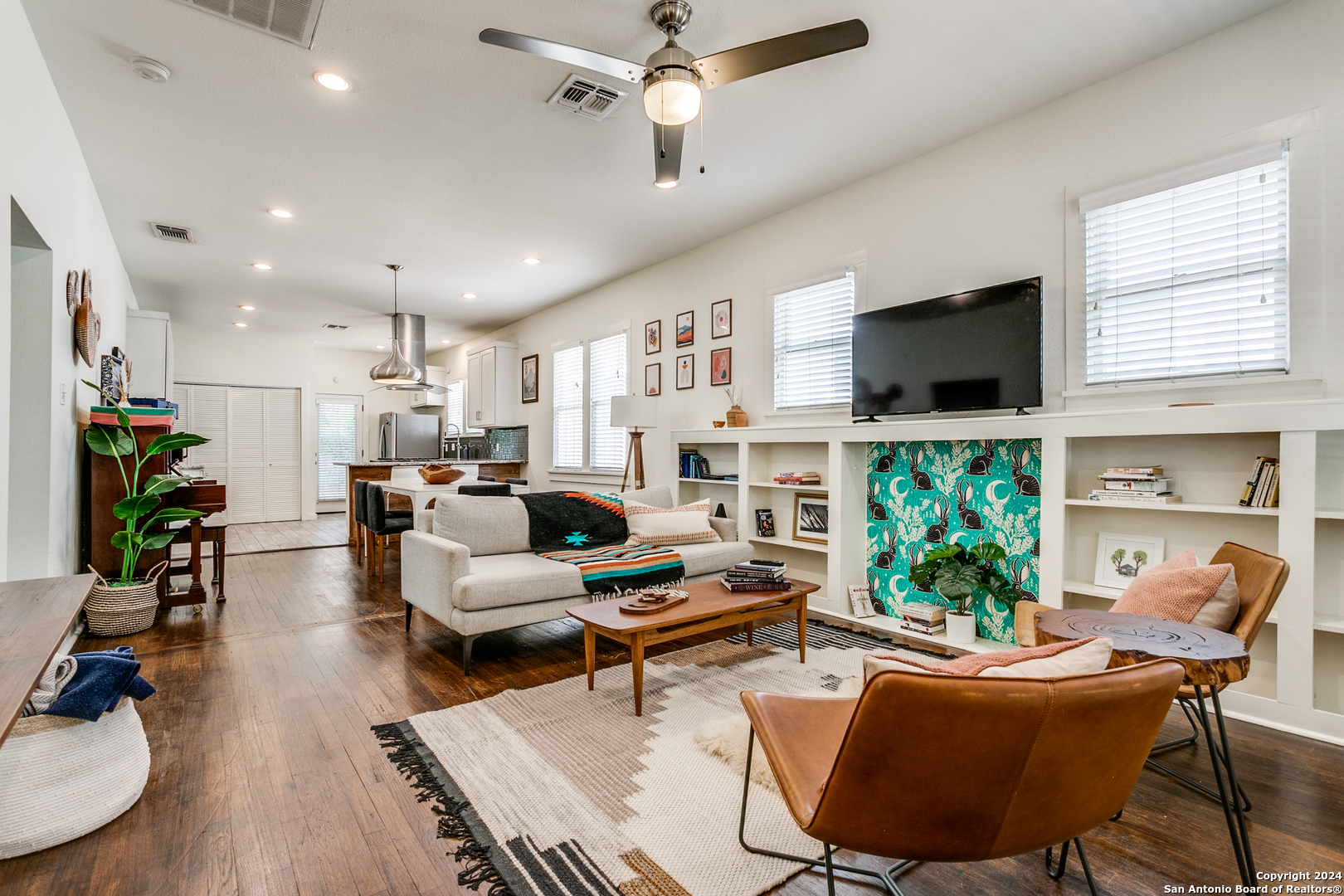 305 E WOODLAWN AVE