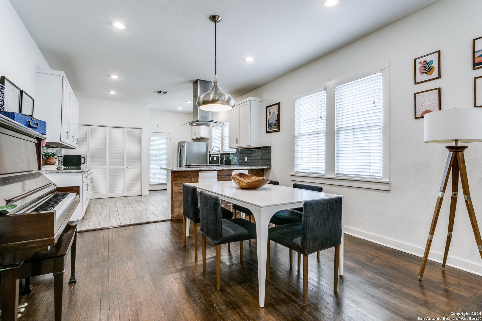 305 E WOODLAWN AVE