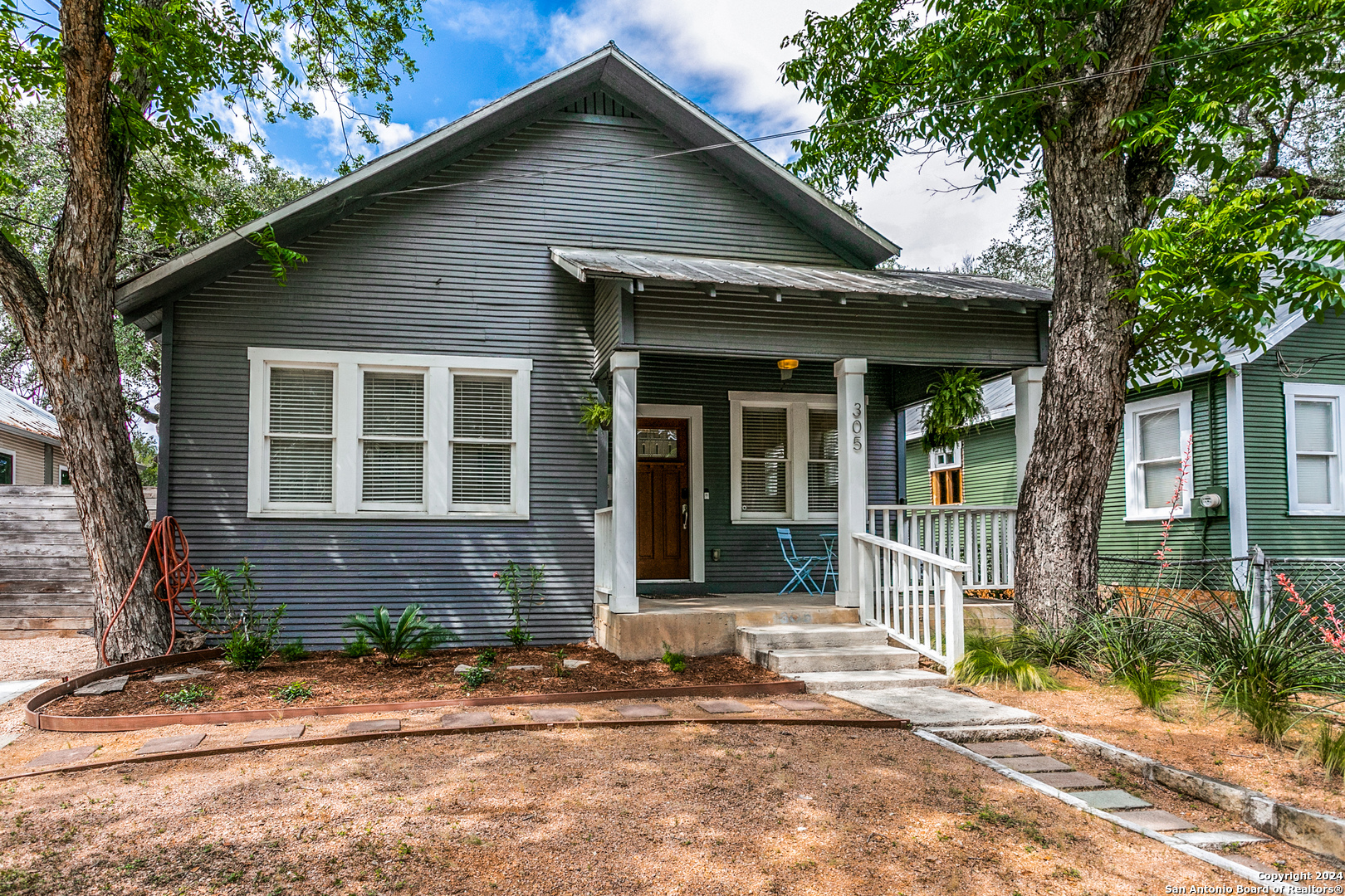 305 E WOODLAWN AVE