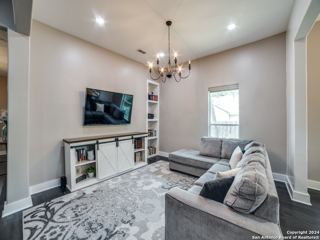 1106 N HIGH ST