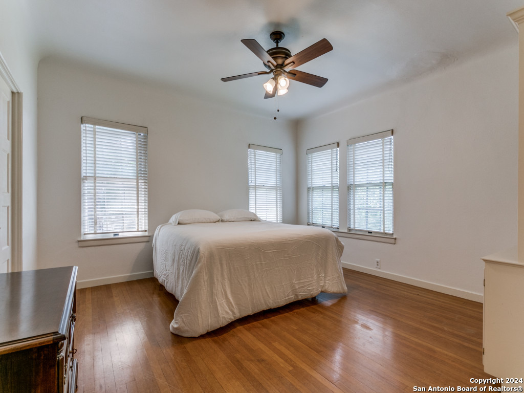 107 E MANDALAY DR