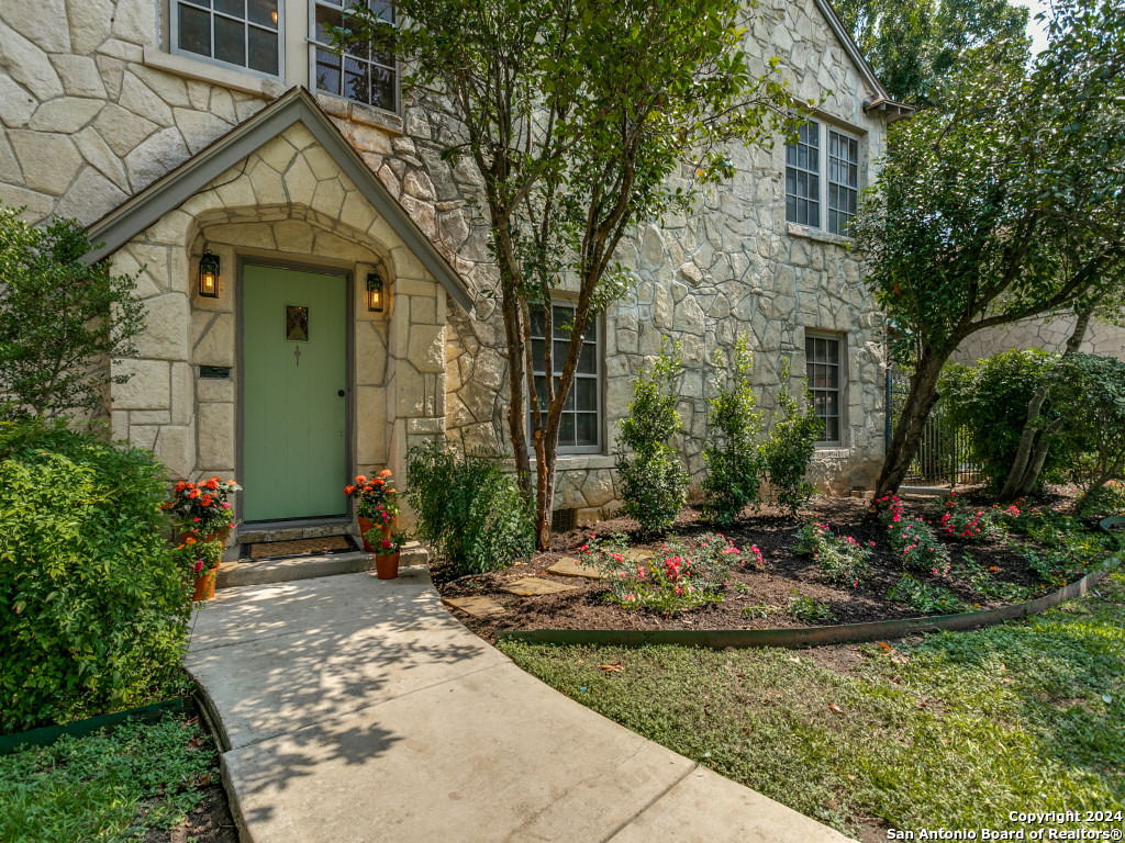 107 E MANDALAY DR