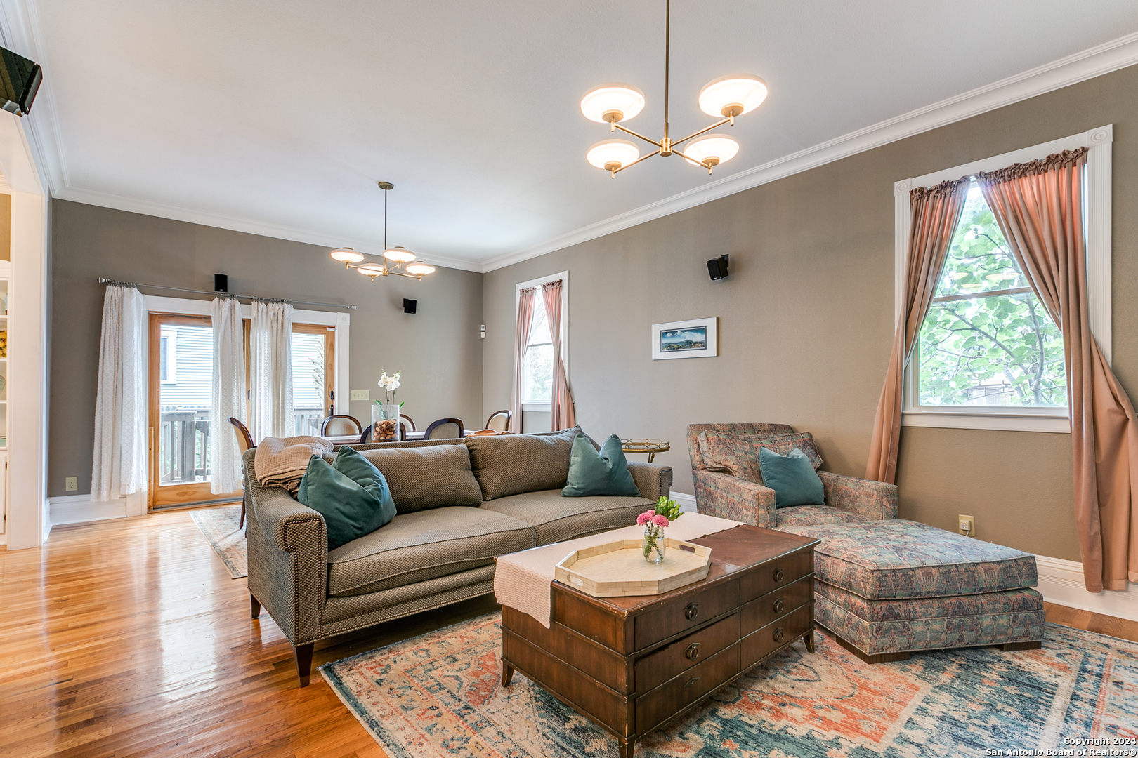 120 W MAGNOLIA AVE