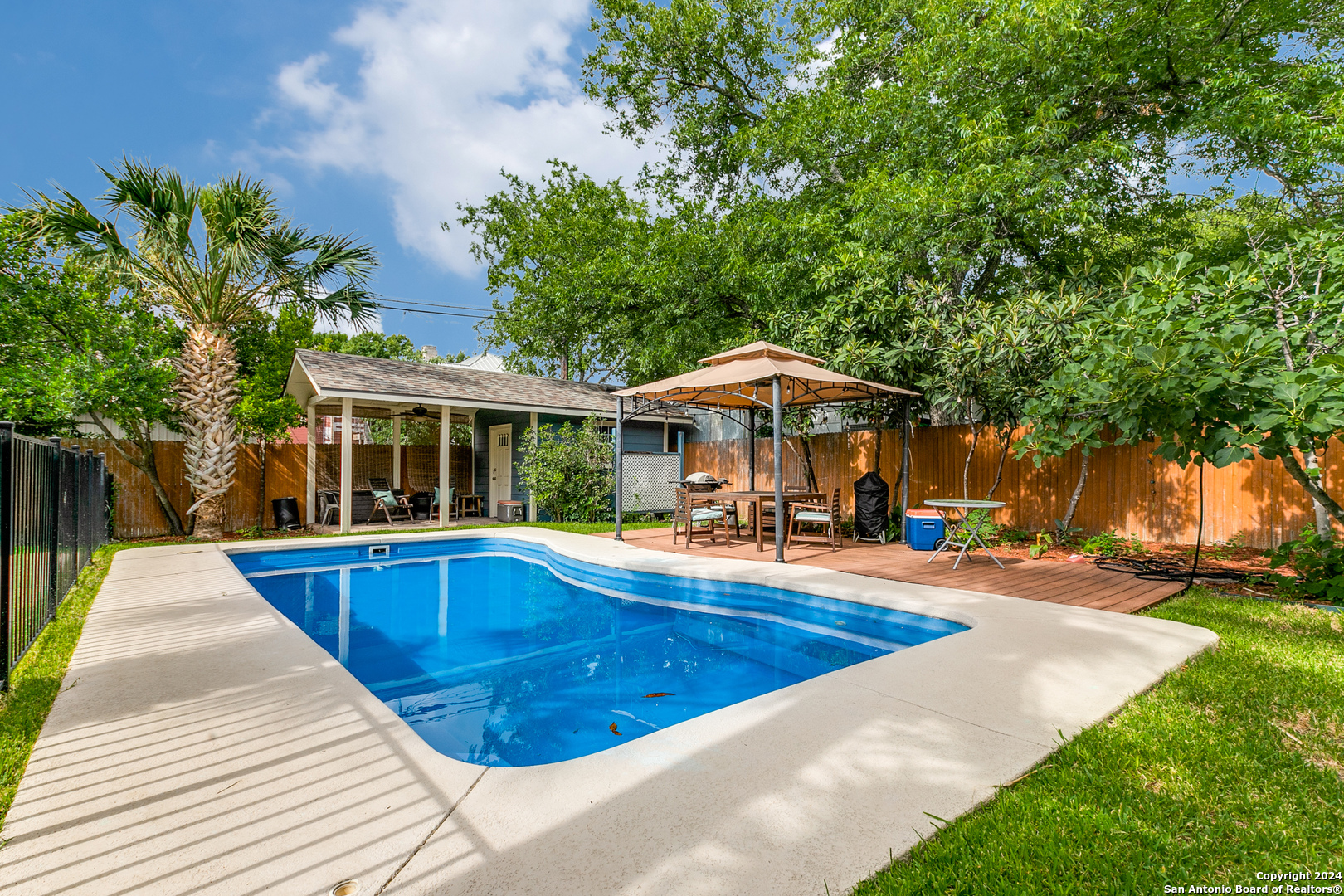 120 W MAGNOLIA AVE