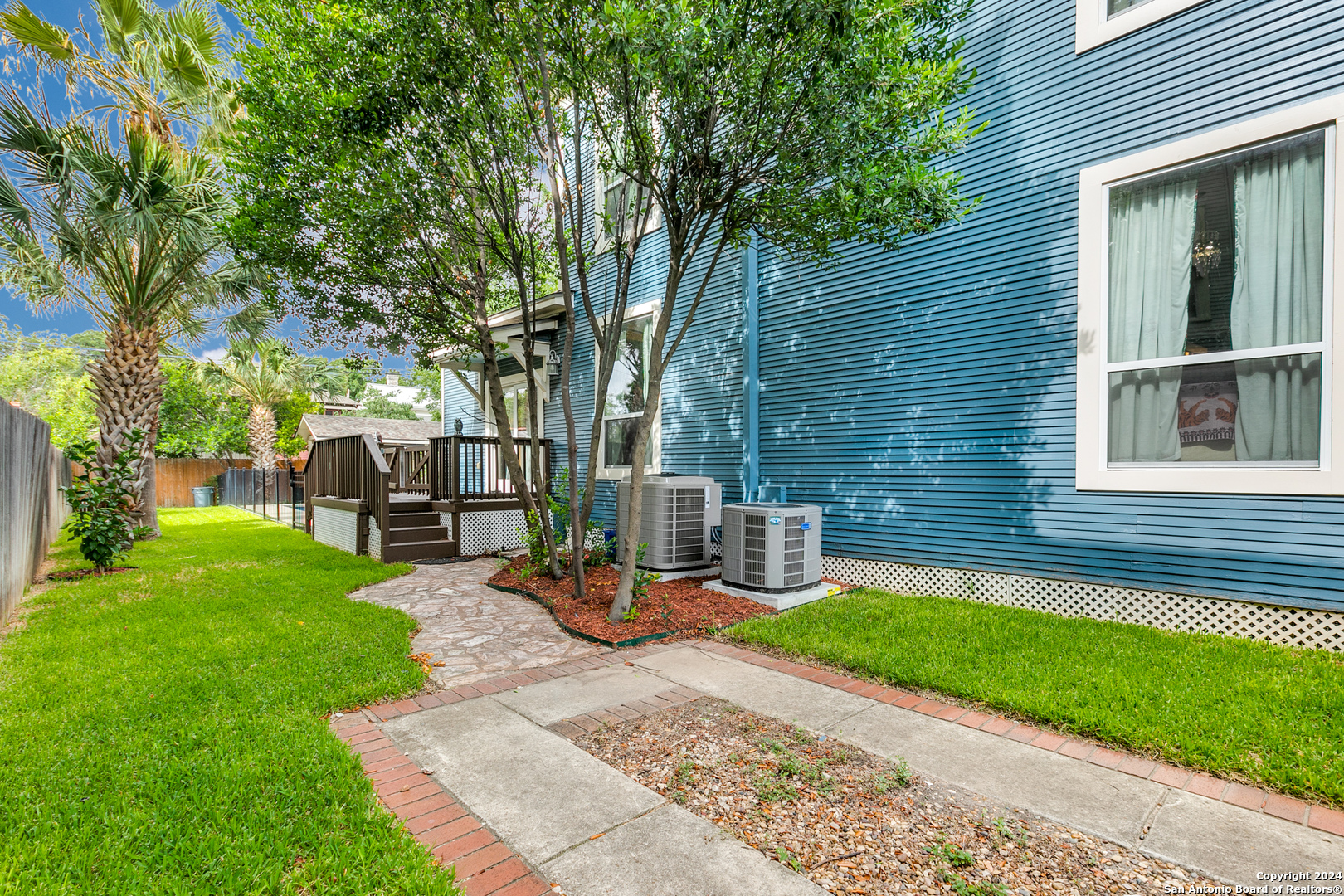 120 W MAGNOLIA AVE