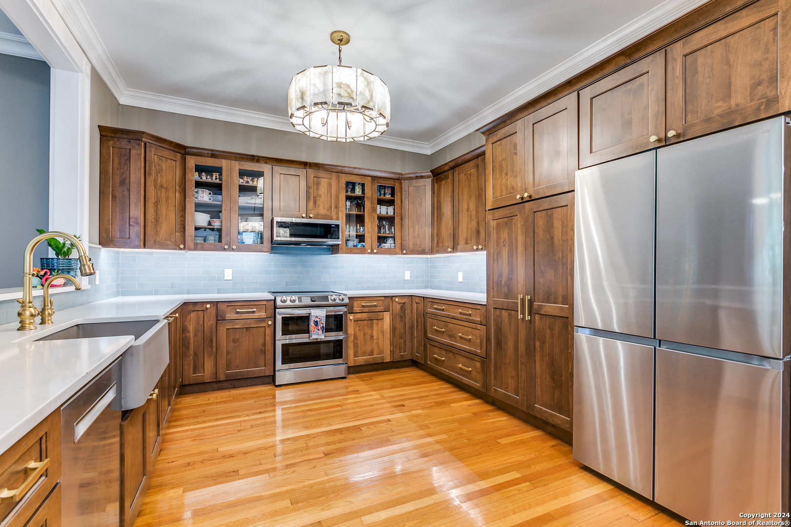 120 W MAGNOLIA AVE