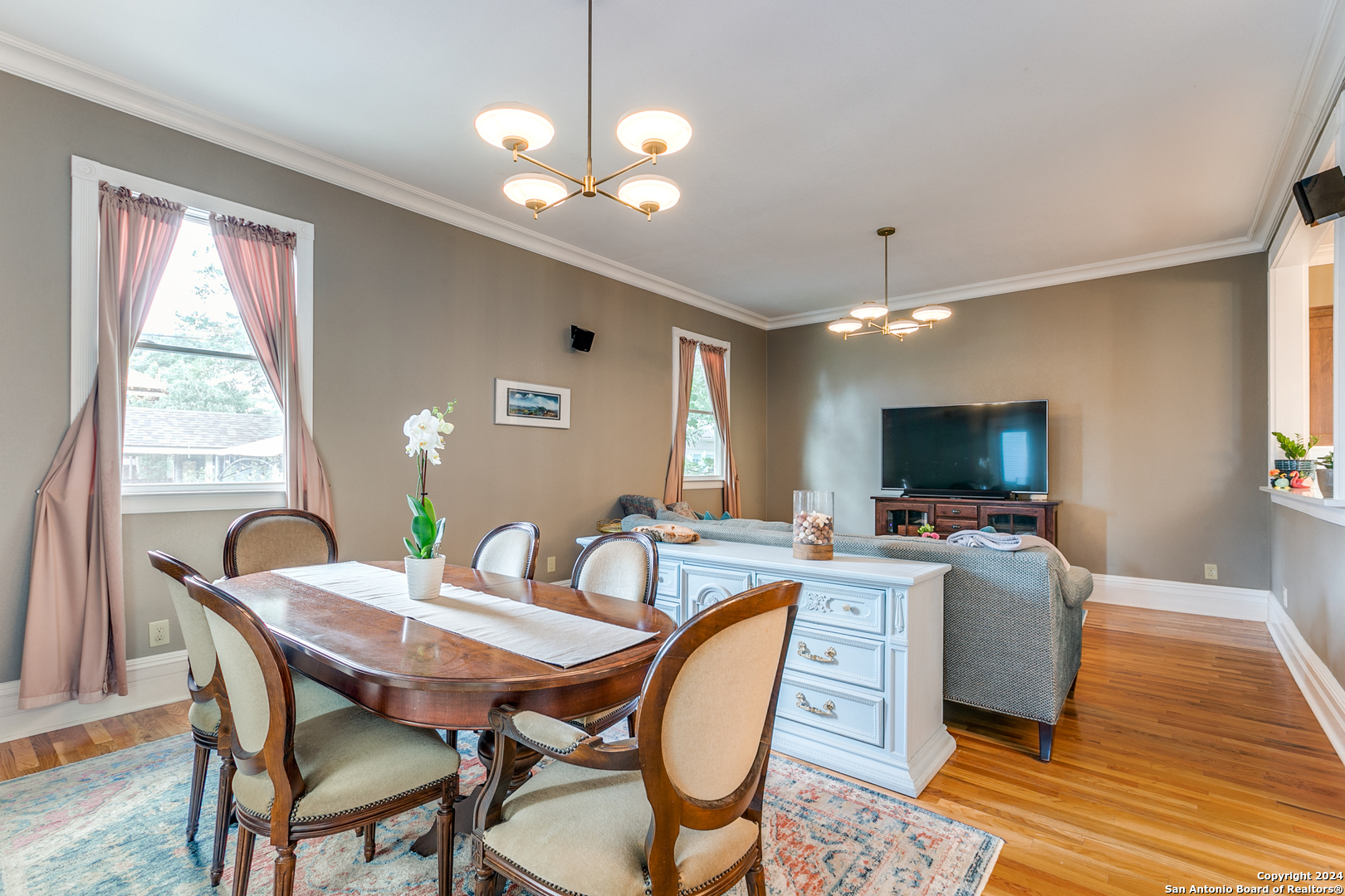 120 W MAGNOLIA AVE