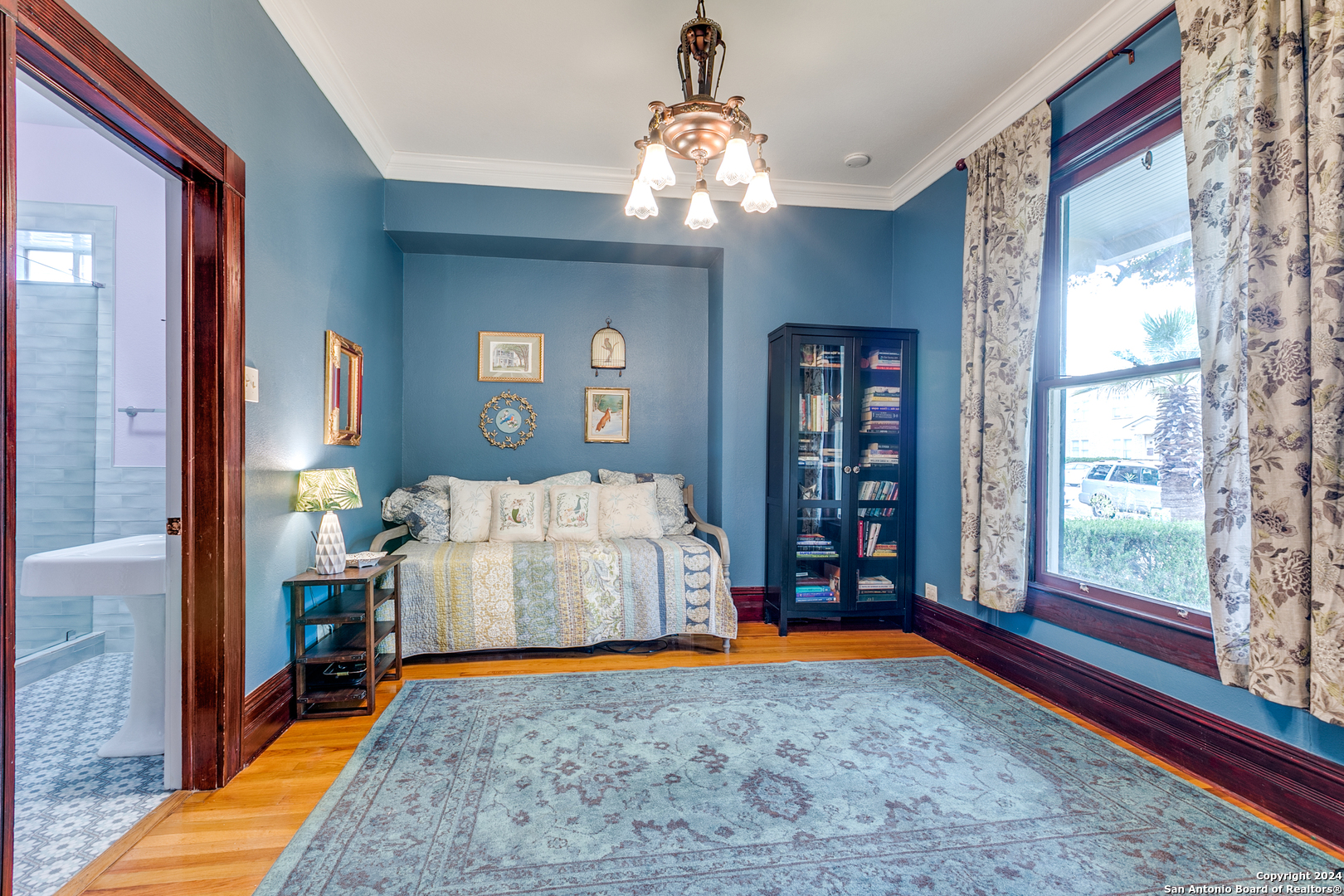 120 W MAGNOLIA AVE