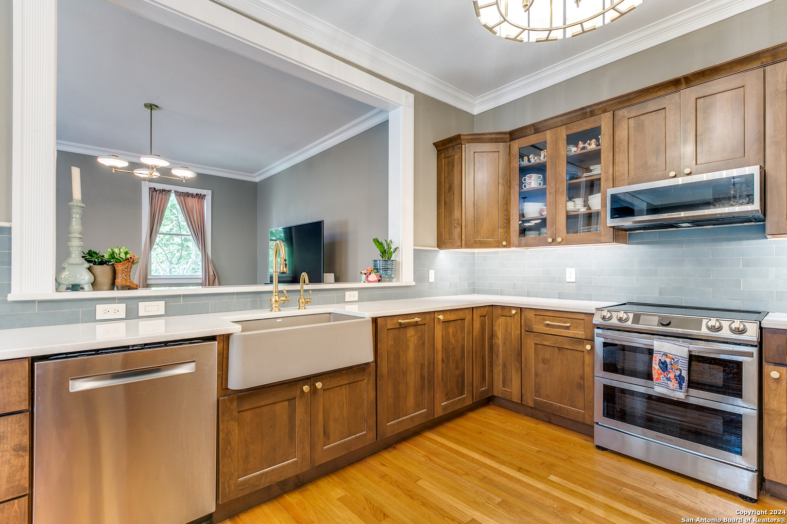 120 W MAGNOLIA AVE