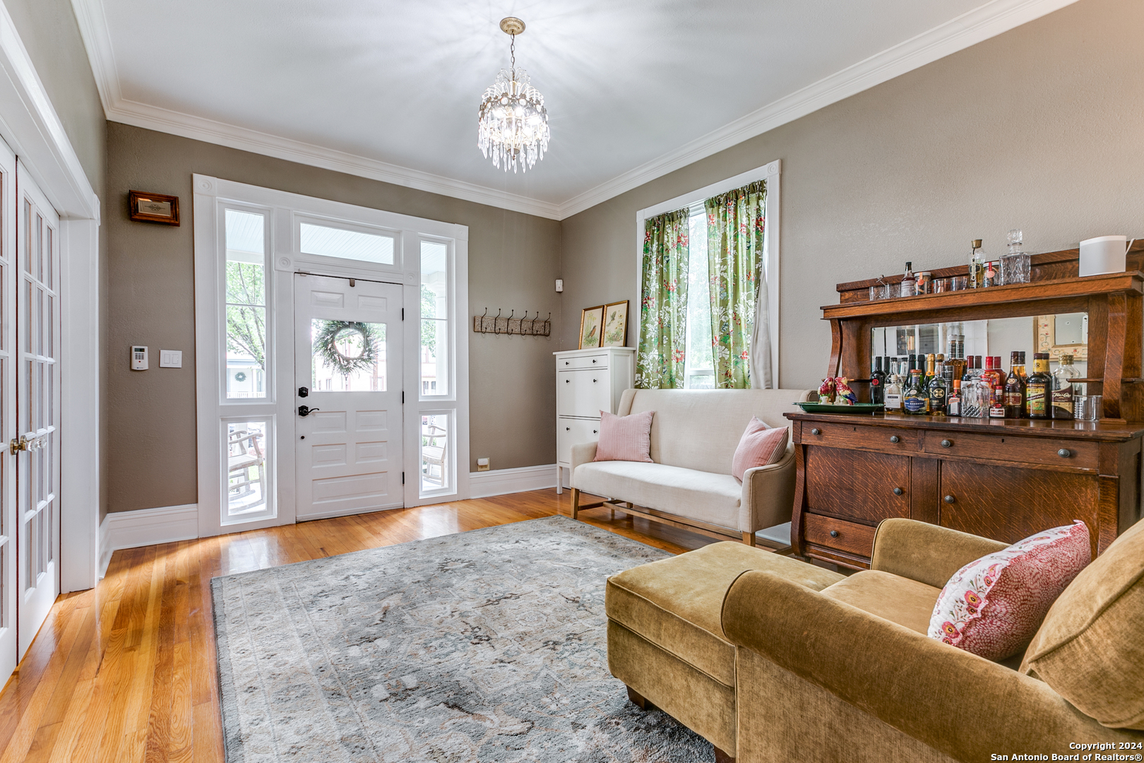 120 W MAGNOLIA AVE