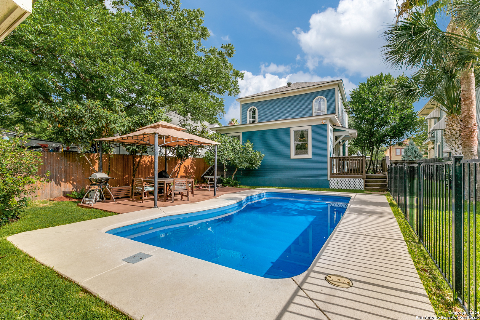 120 W MAGNOLIA AVE