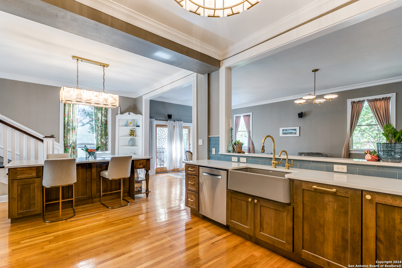 120 W MAGNOLIA AVE