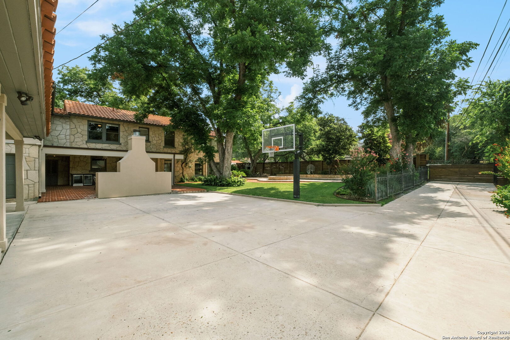 134 E Hermosa Dr