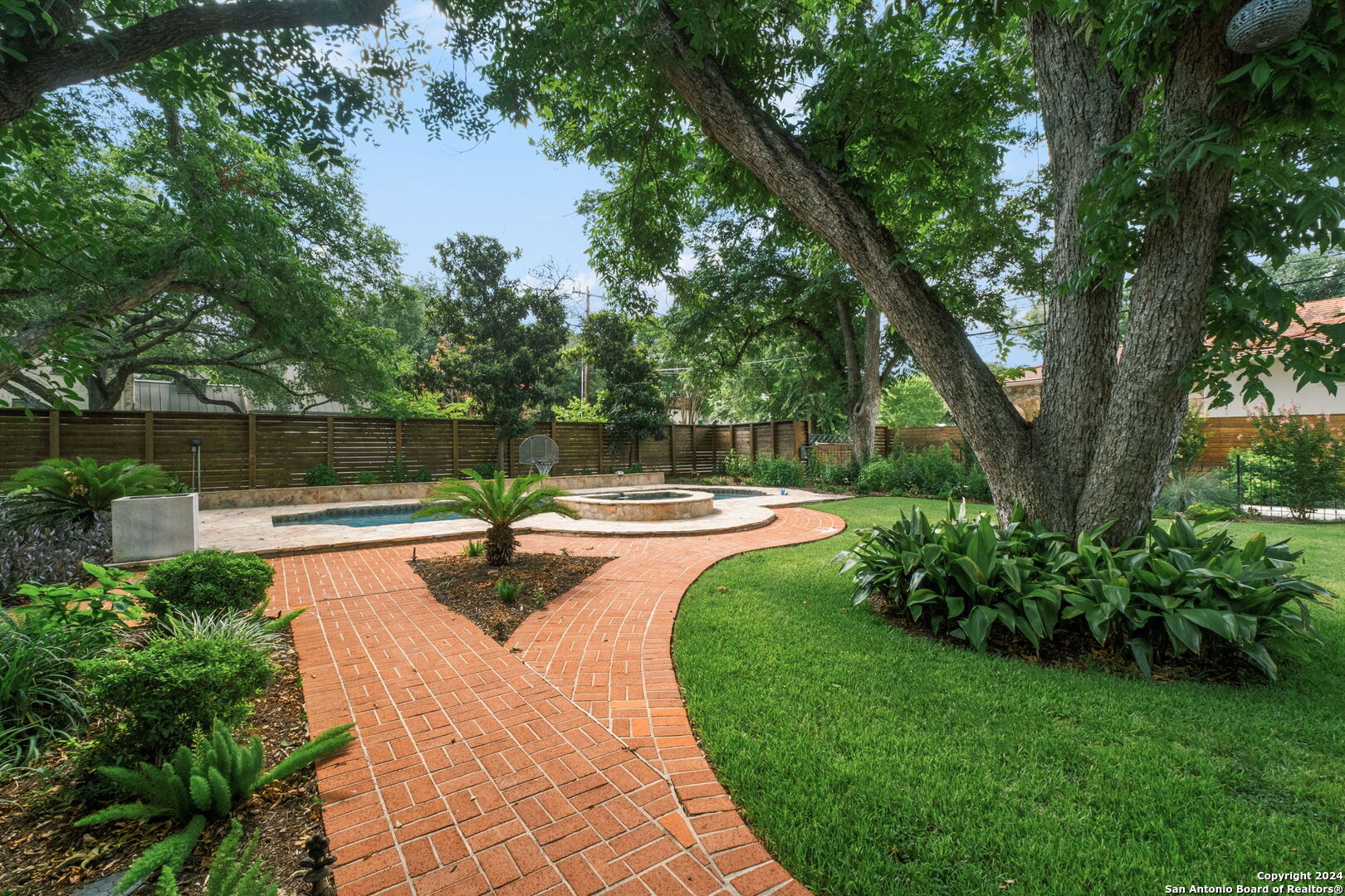 134 E Hermosa Dr