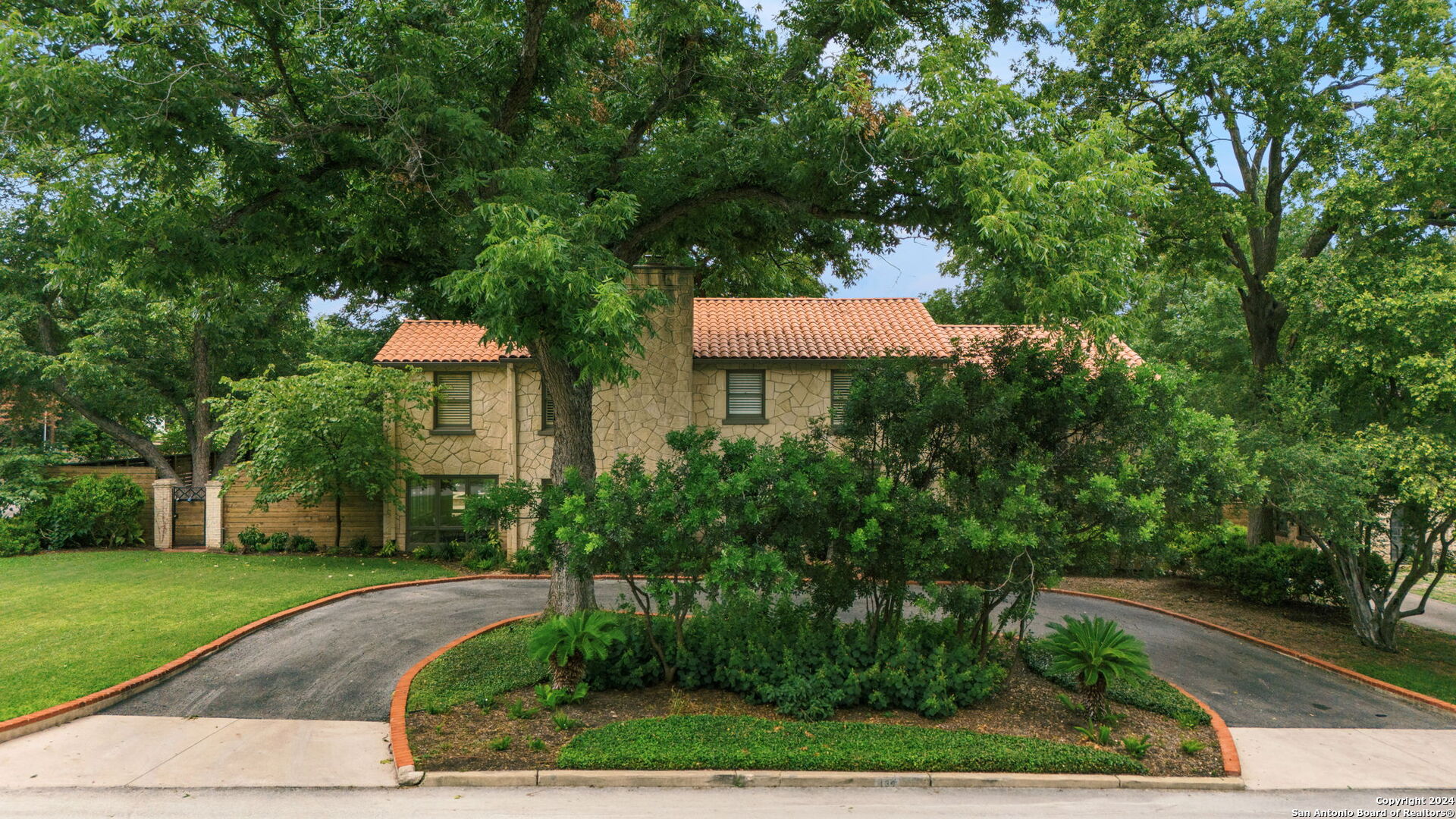 134 E Hermosa Dr