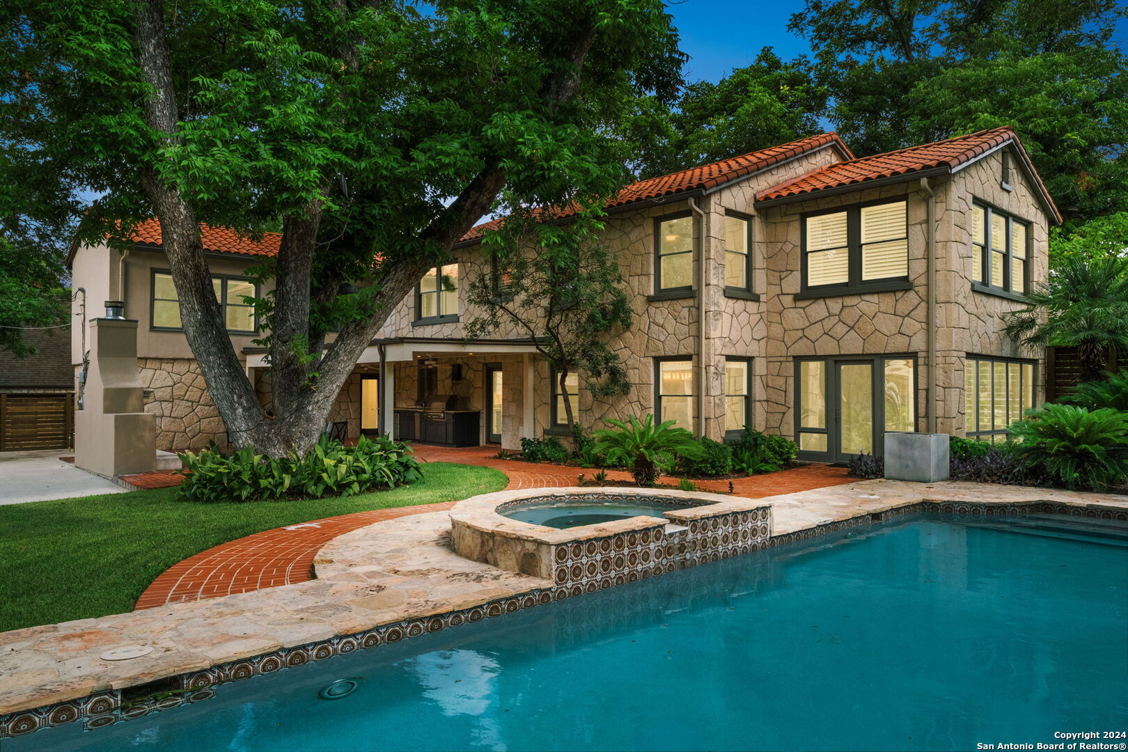 134 E Hermosa Dr