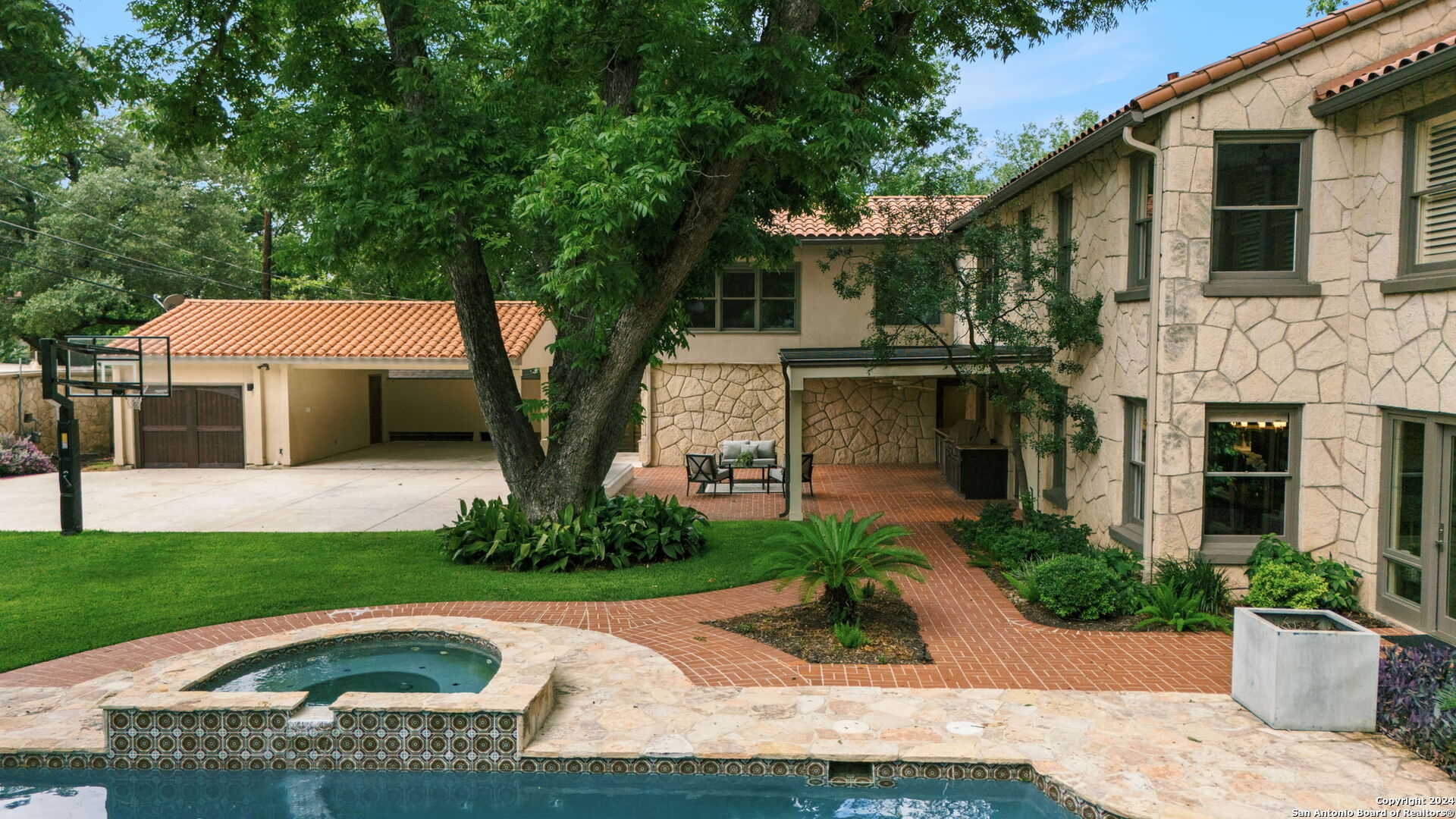 134 E Hermosa Dr