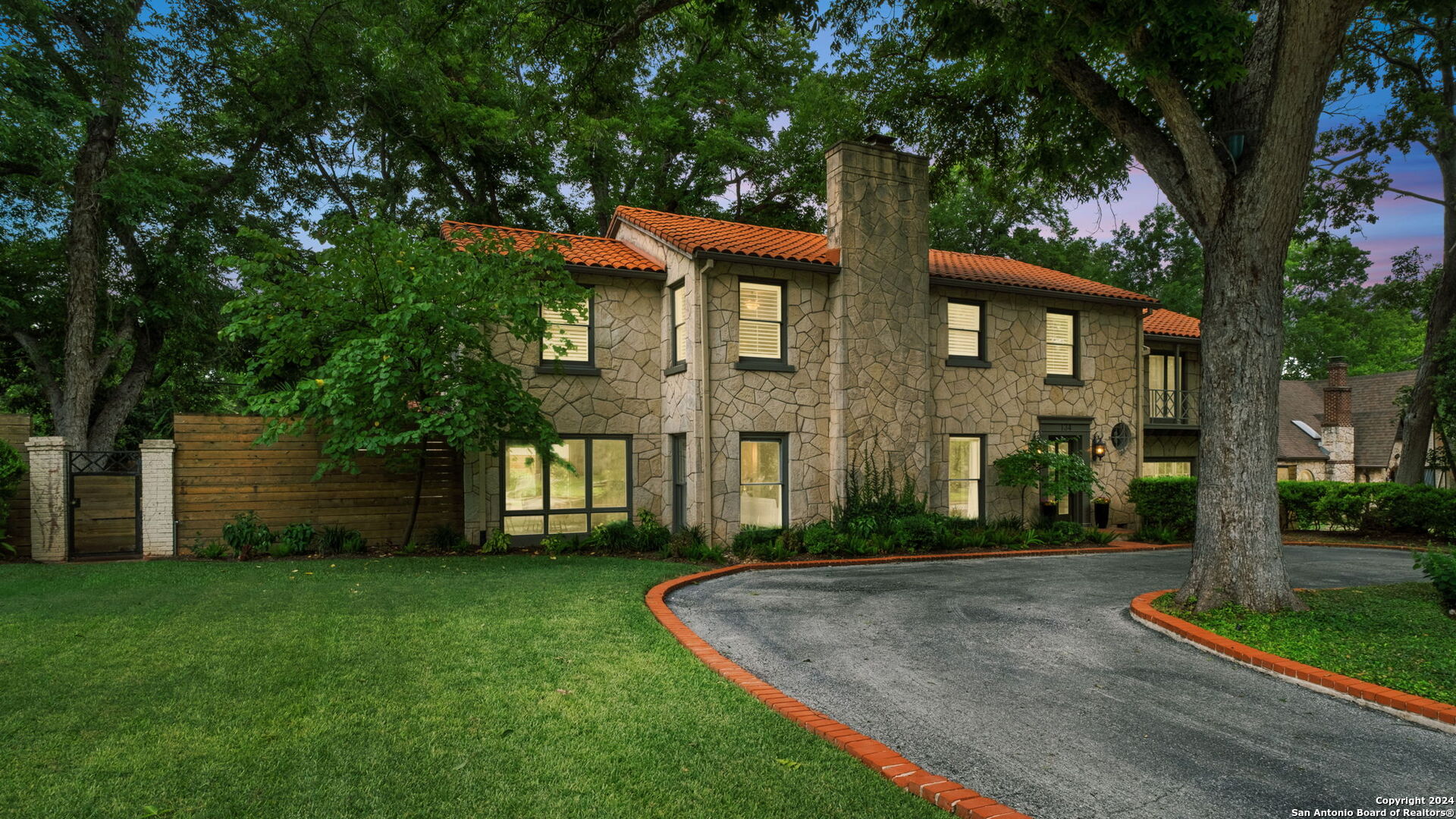134 E Hermosa Dr