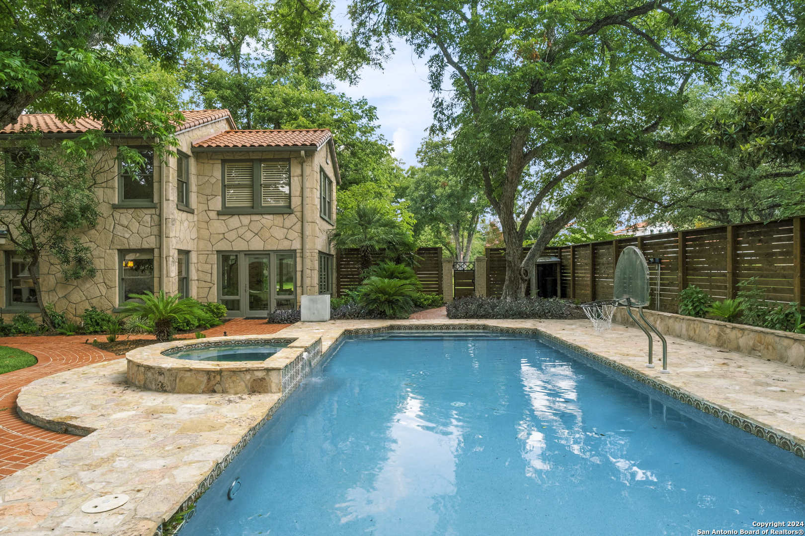 134 E Hermosa Dr
