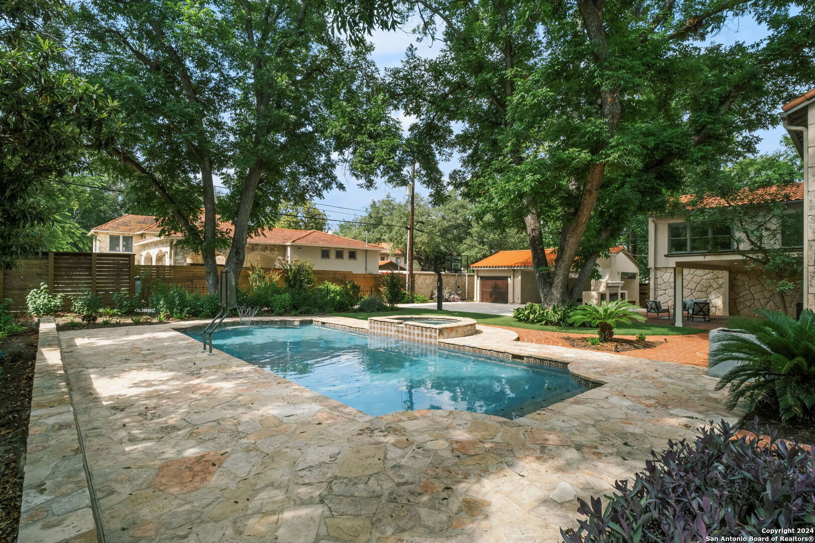 134 E Hermosa Dr