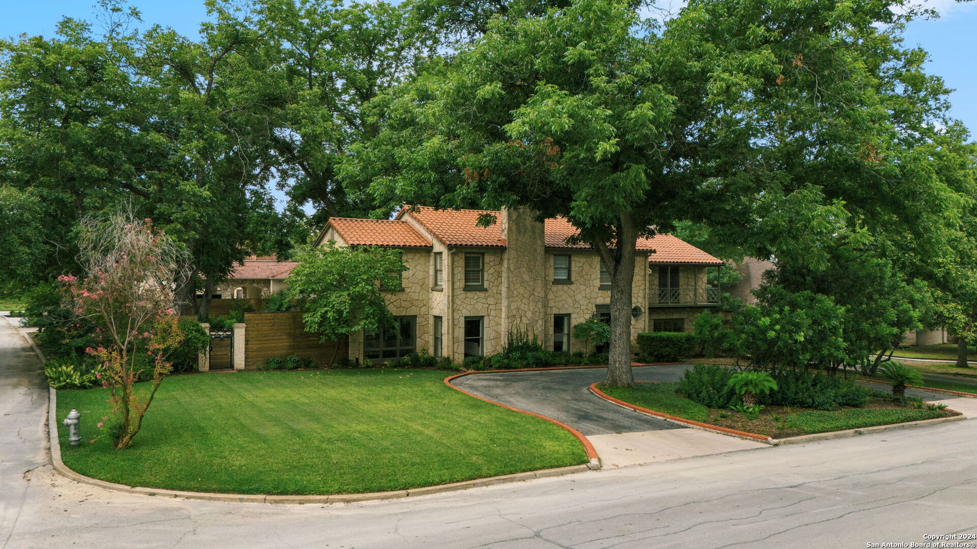 134 E Hermosa Dr