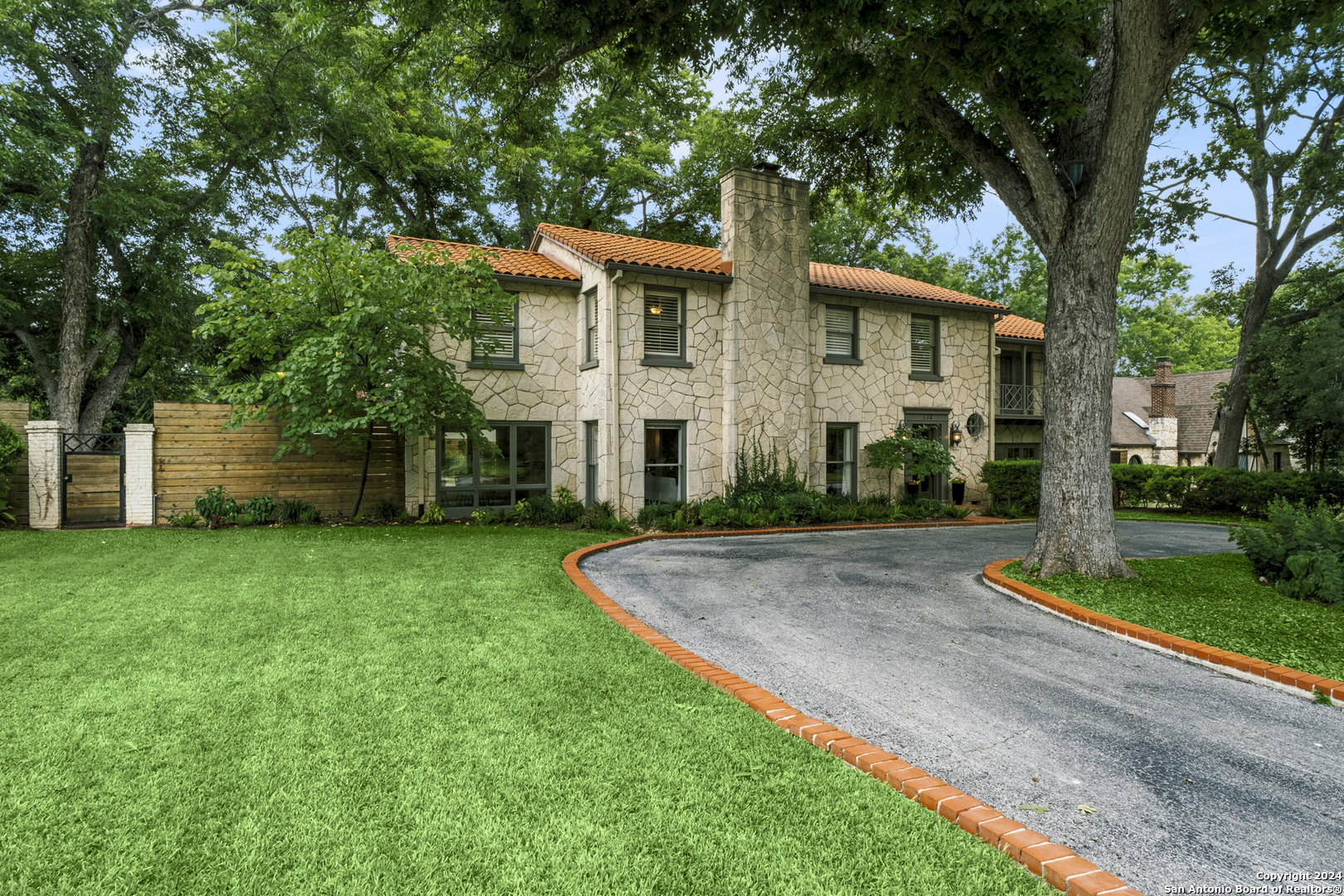 134 E Hermosa Dr