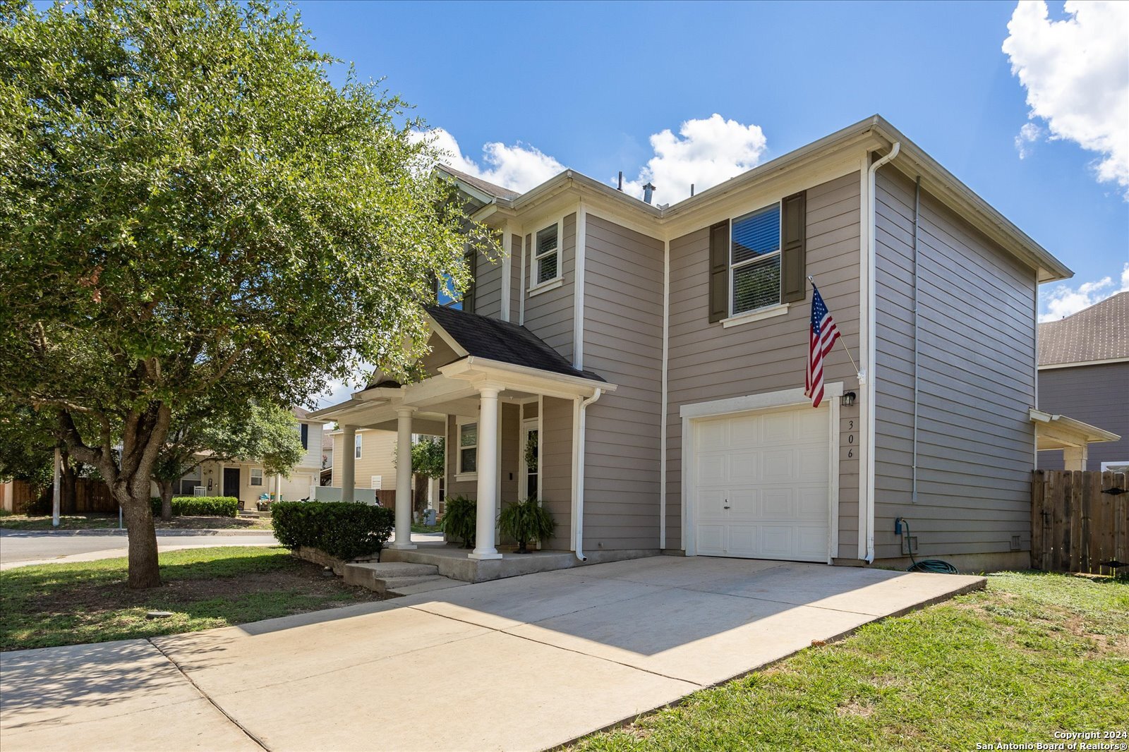 306 Hampton Cv