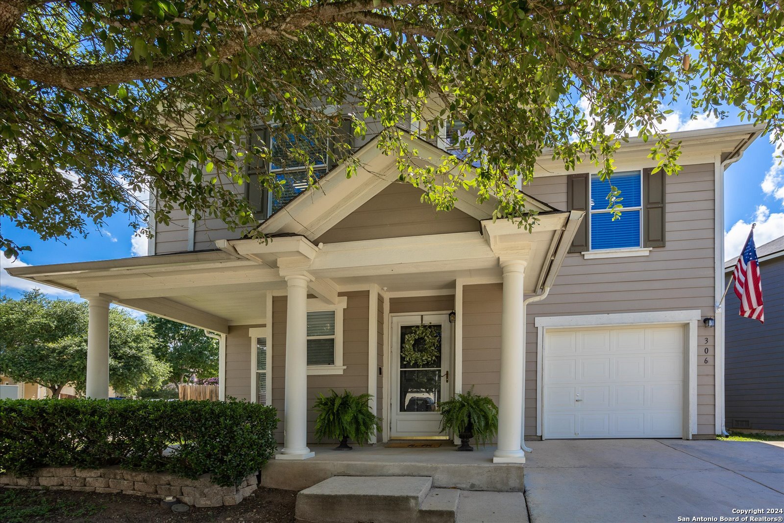 306 Hampton Cv