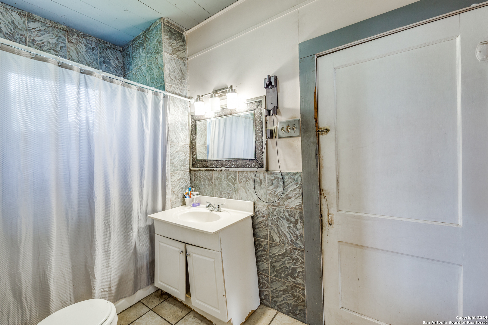 1051 KIRK PL