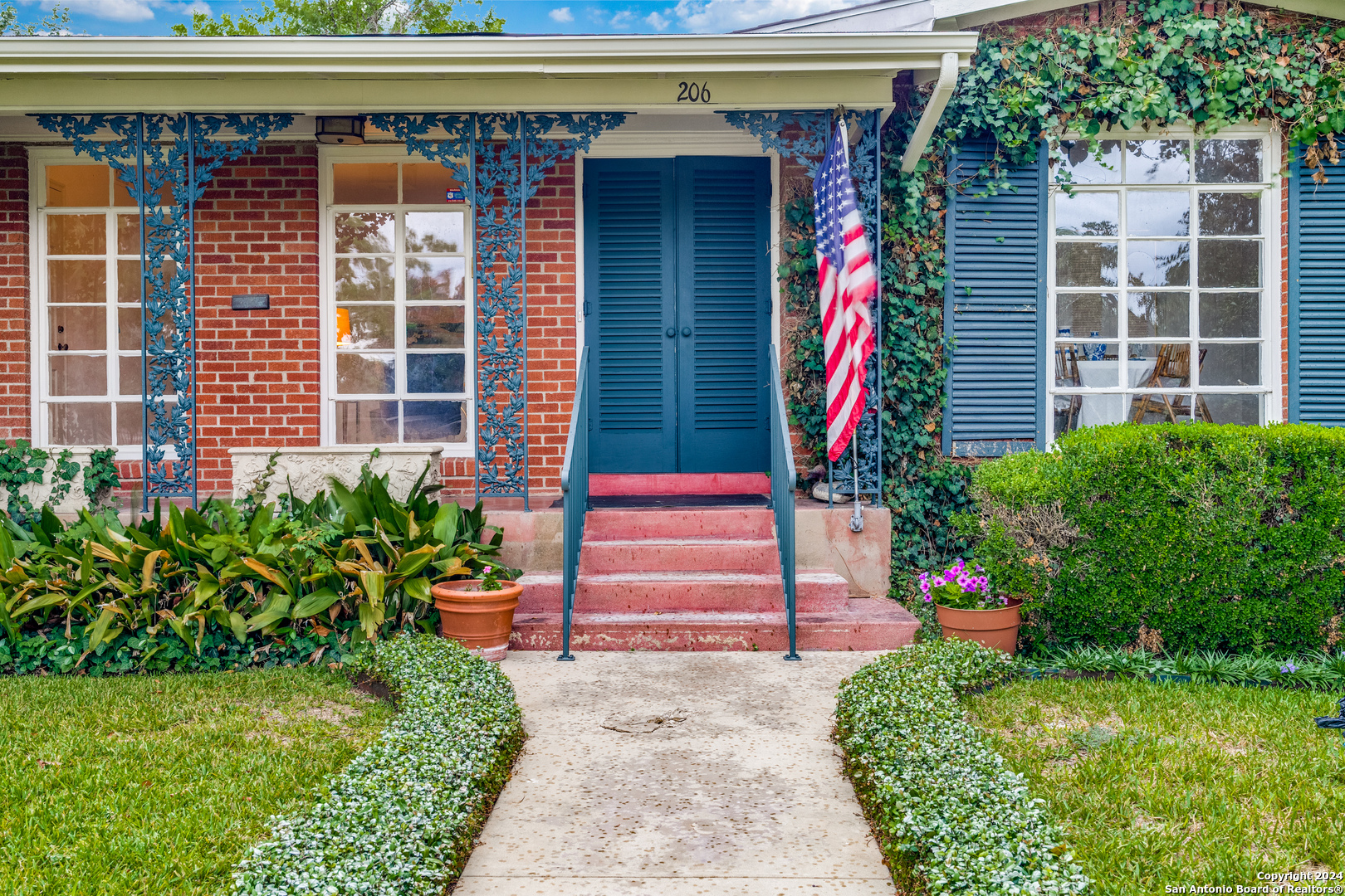 206 OAKLEAF DR