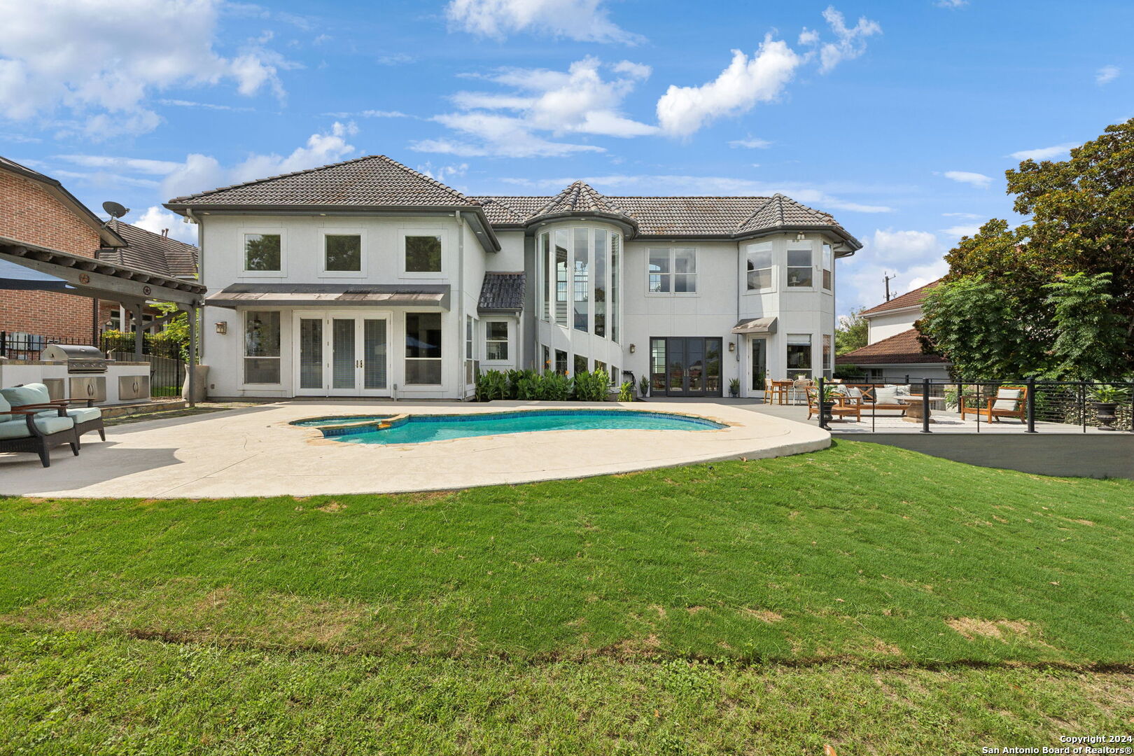 733 TUXEDO AVE