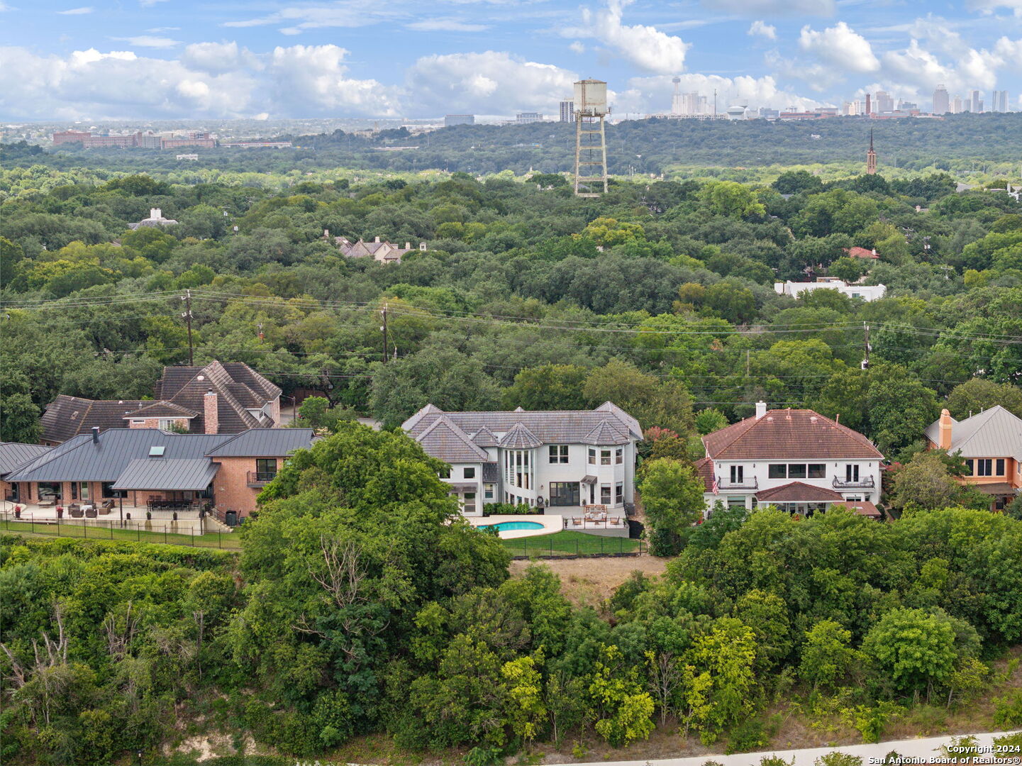 733 TUXEDO AVE